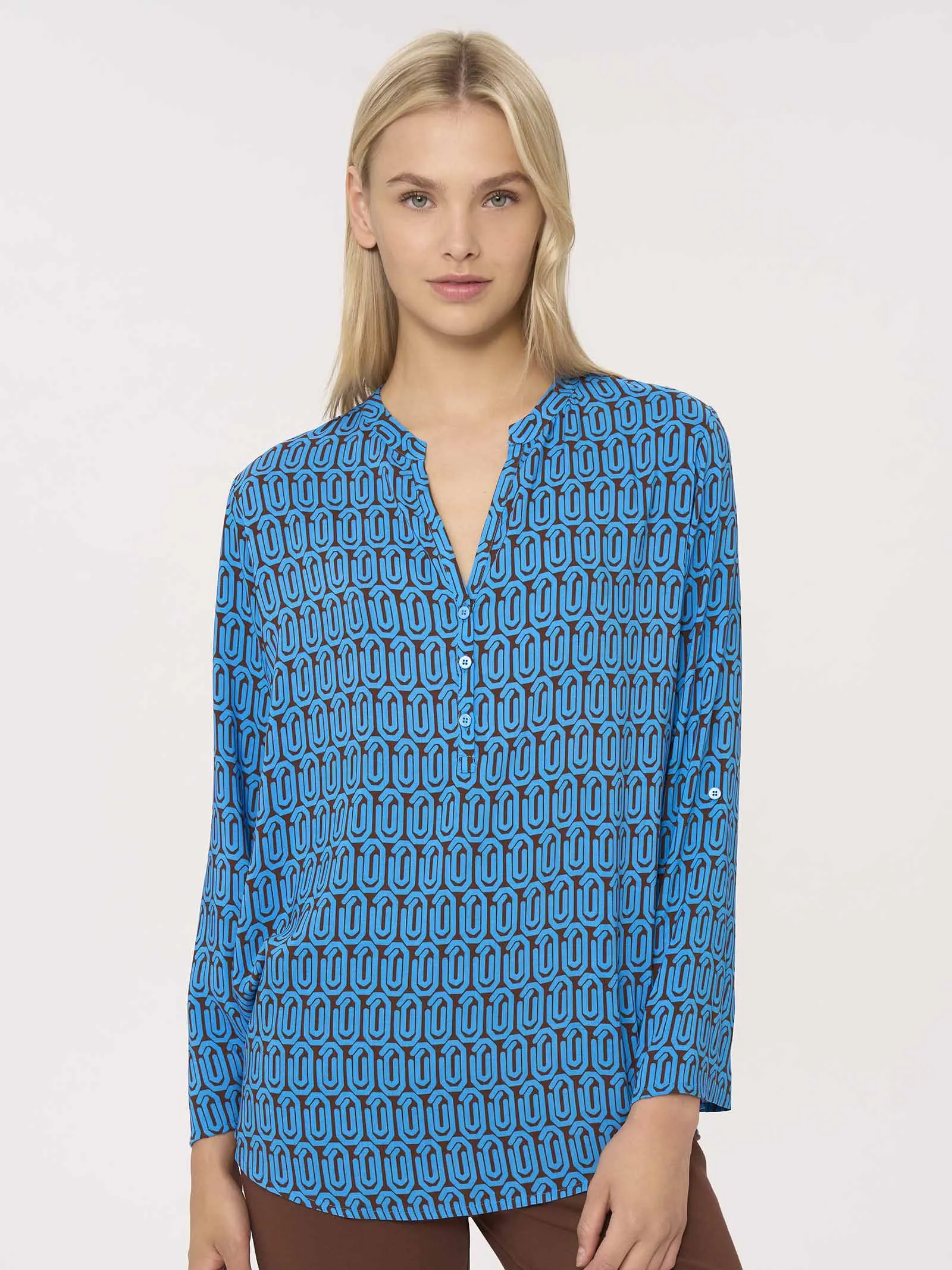 Blusa con collo coreana a serafino in Ecoseta - Fant. Ibiza Blue