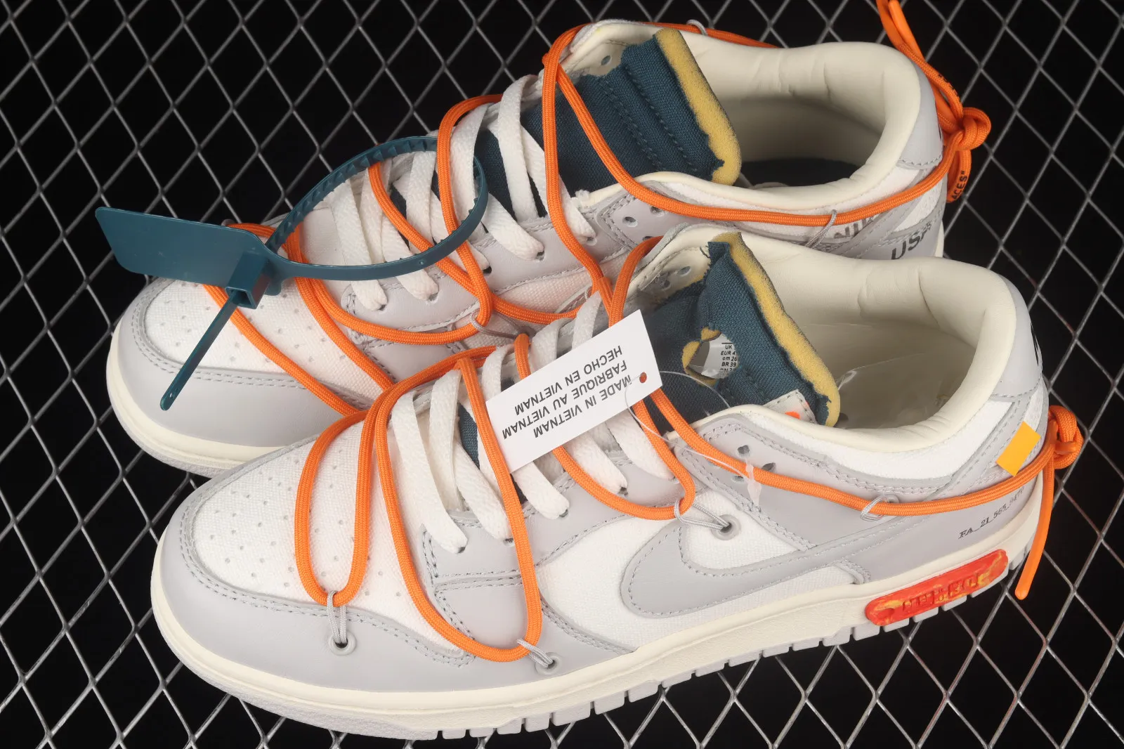 Off-White x Nike SB Dunk Low Lot 44 of 50 Neutral Grey Alpha Orange DM1602-104